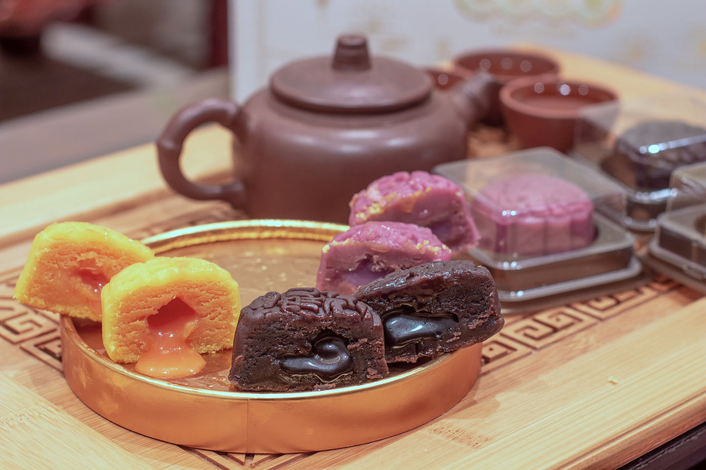 Mixed Lava Moon Cakes 混合流心月饼 (Lava Custard 奶黄 x4, Purple Yam 紫薯 x2, Chocolate 巧克力 x2) (8 PCS, 400g)